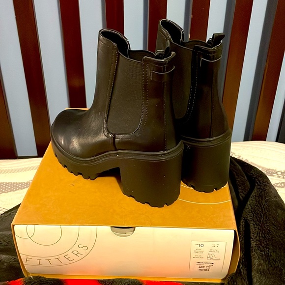 UO Chloe Chelsea Boot - Picture 2 of 4